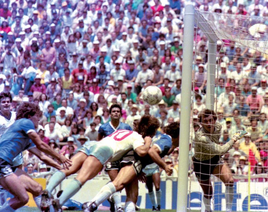 Imagen LA NUCA DE DIOS valió tanto como los goles de Diego contra Inglaterra, en Mexico 86. El partido iba 2-1, Pumpido no llega, y el Vasco se tira con Lineker encima y milagrosamente la saca en la linea.