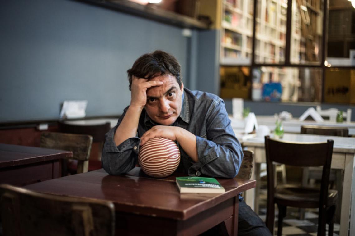 Imagen "EL FUTBOL es como la telenovela de los hombres", define el chileno Juan Pablo Meneses.