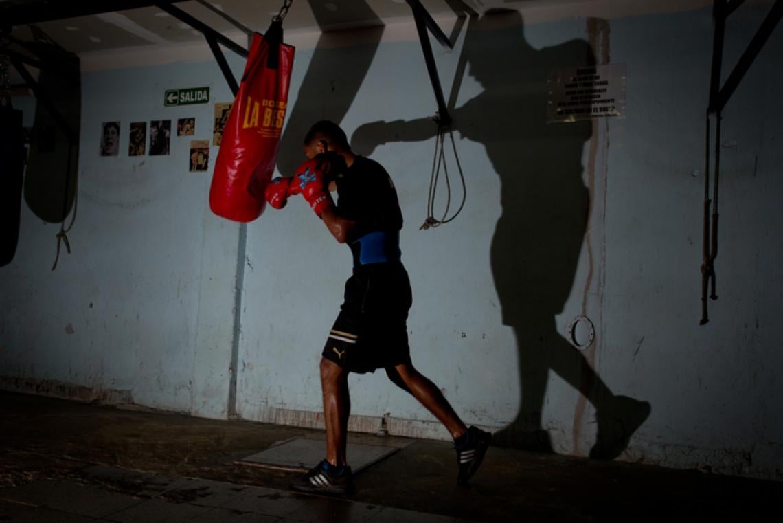 Imagen DICEN que un boxeador debe desconfiar hasta de su sombra. Vaya si es cierto: hasta puede golpearlo a traición...