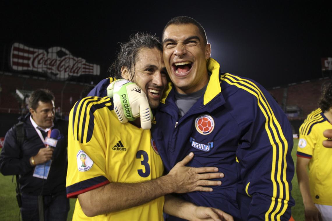 Imagen ABRAZADO con Mario Yepes, su sonrisa es porque Colombia se ha clasificado a un Mundial luego de 16 años. Increíble: él había atajado en Francia 98