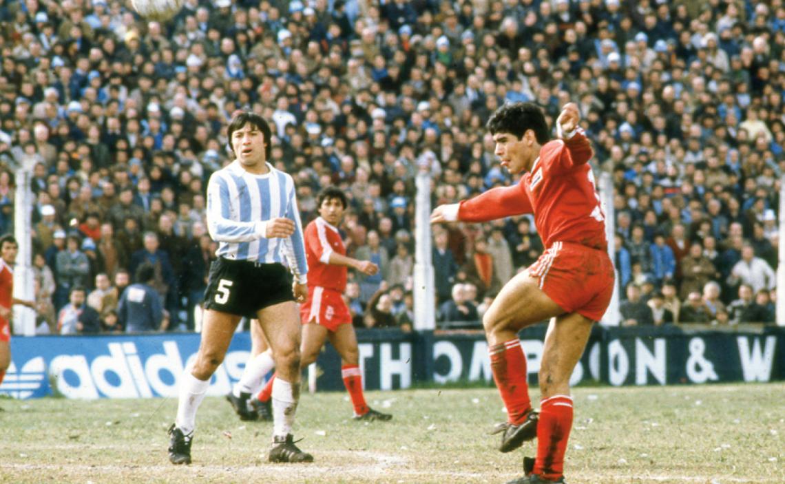 Imagen SE INICIO en las inferiores de Racing con catorce años. Aquí marcando a Maradona.