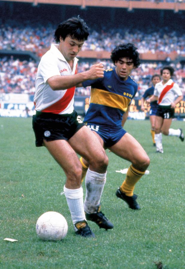 Imagen CON LA CAMISETA de River, otra vez con la sencilla misión de marcar al 10 contrario, un tal Diego Armando.