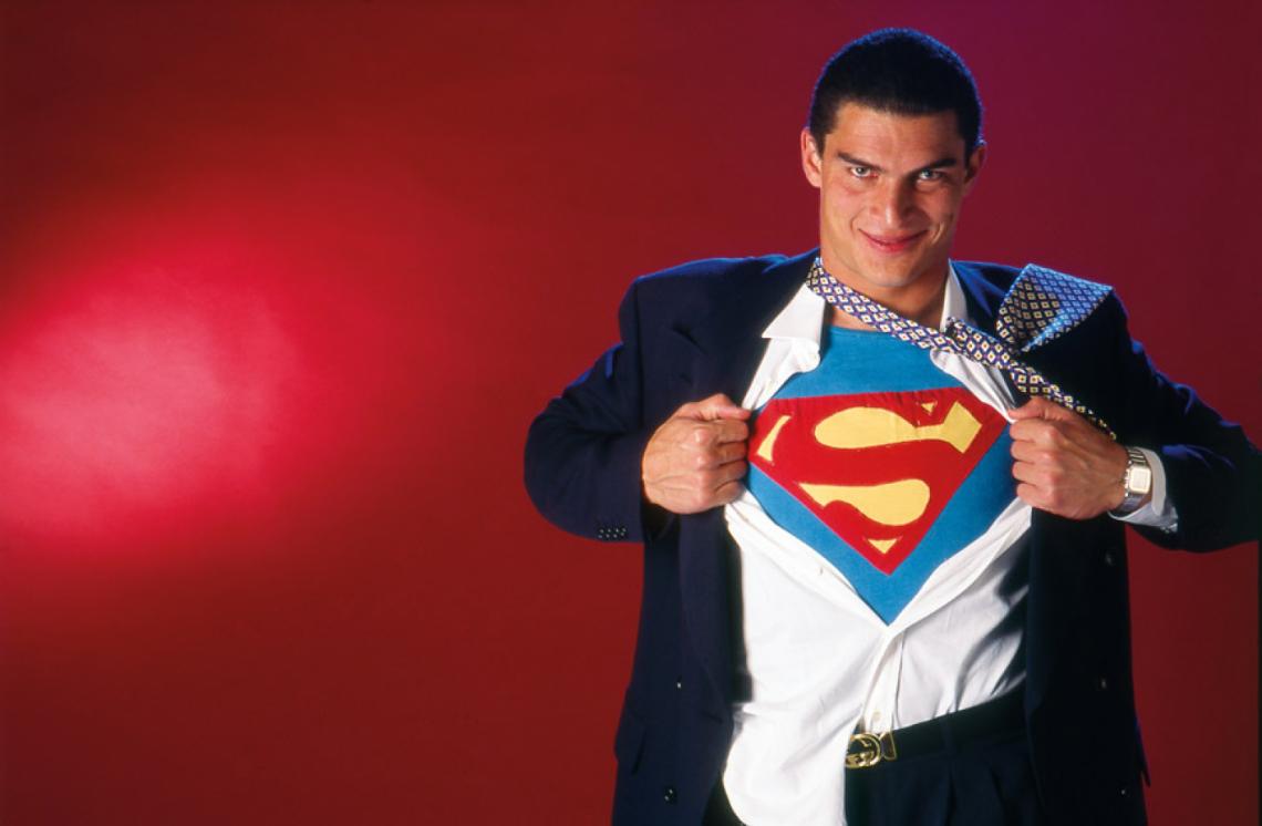 HASTA se parecía a Clark Kent. Con humor, Faryd se prestó a la foto en 1996. Hoy está casi igual, con algunas canas más.