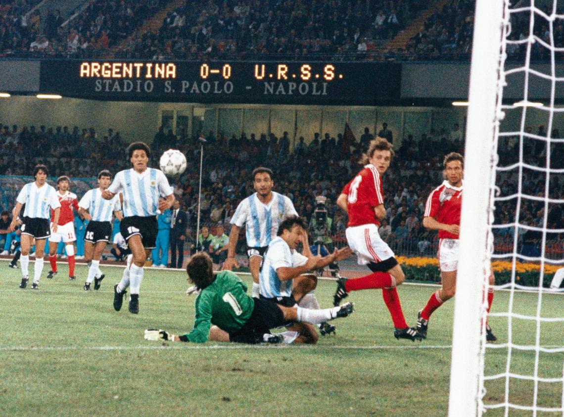 Imagen LA FRACTURA. No se habían jugado ni diez minutos contra la unión Sovietica en Italia 90 y el Vasco choca con Pumpido y le rompe tibia y peroné.