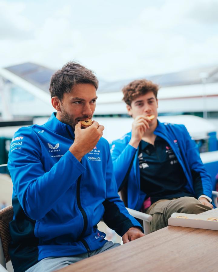 Imagen Gasly y Colapinto comiendo unas típicas galletas británicas