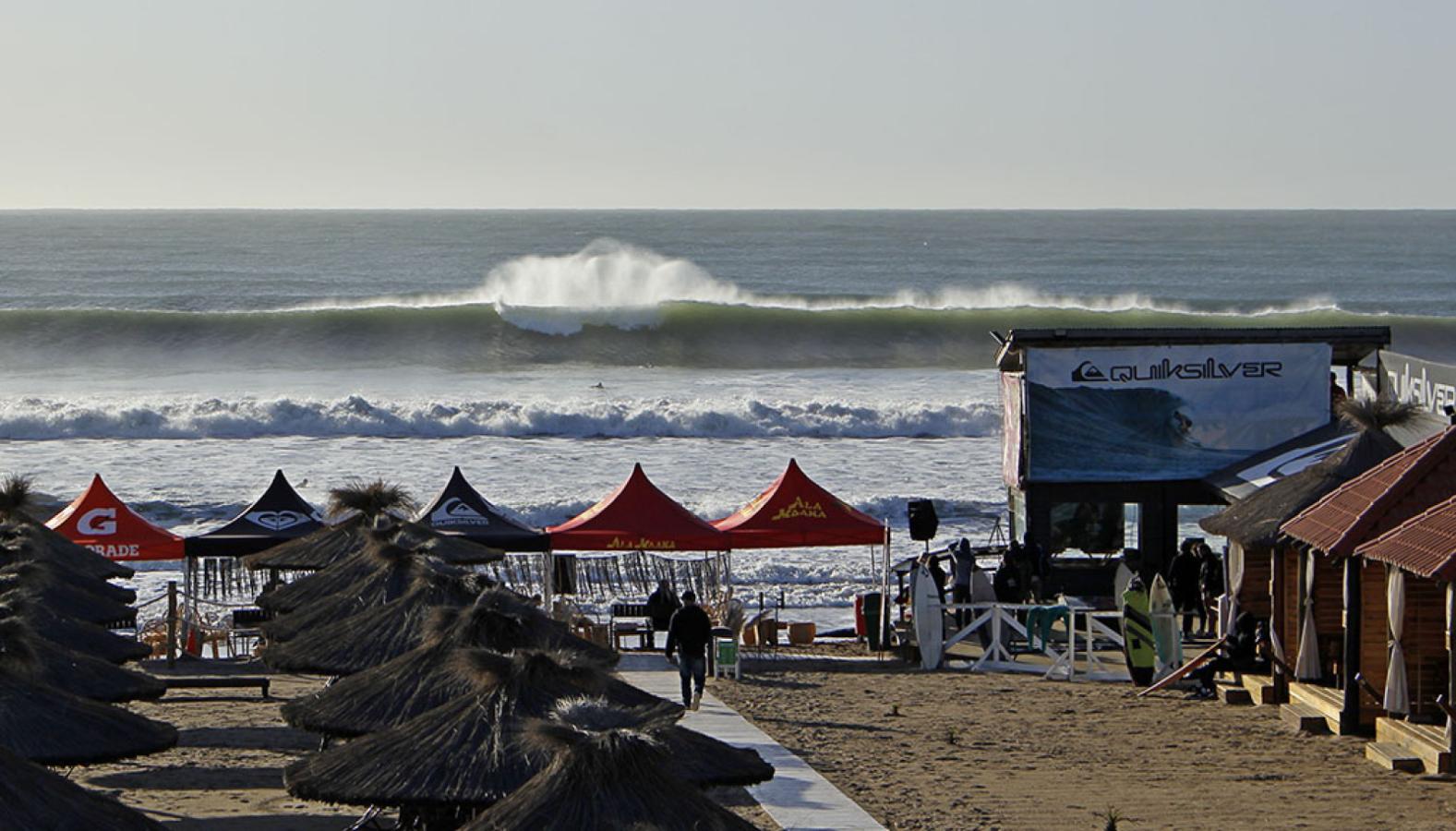 Imagen Día épico en el sur marplatense: olas de dos metros en el último día, con un poder pocas veces visto en verano.