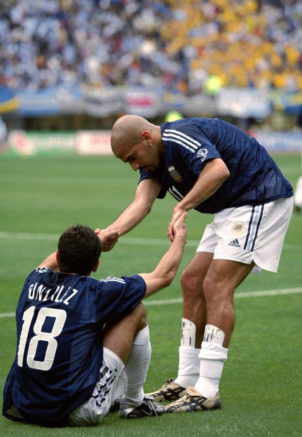 VERON LEVANTA al Killy González: la Selección de Bielsa acababa de quedar eliminada en primera ronda.