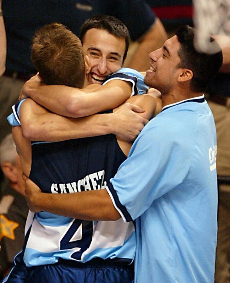 Imagen PEPE SANCHEZ, Manu Ginóbili y Lucas Victoriano celebran el triunfo ante el Dream Team.