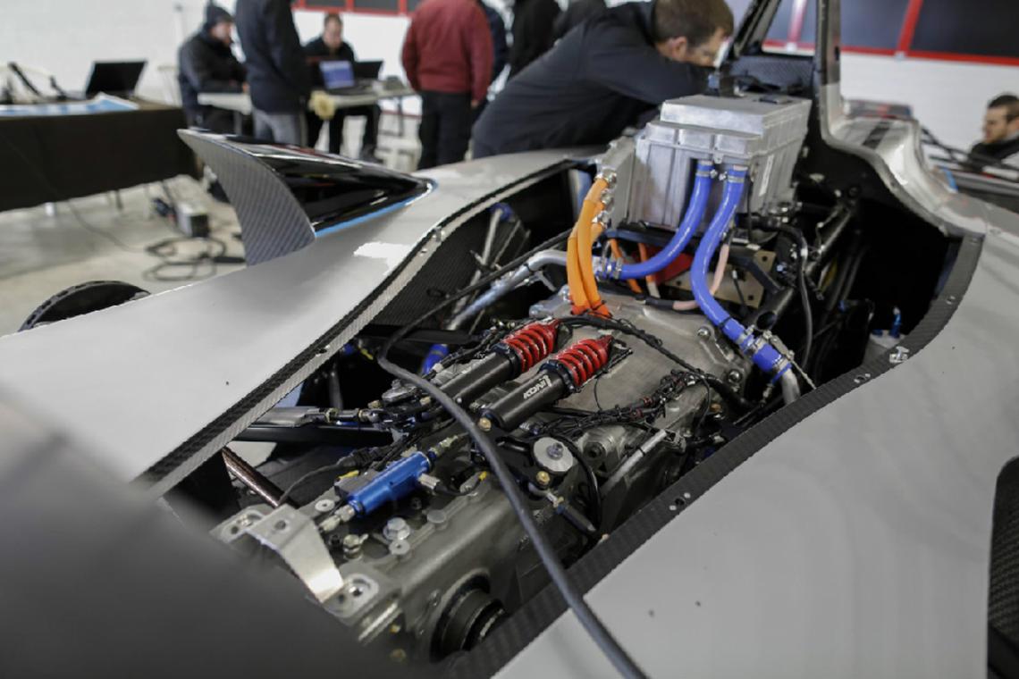 Imagen LABORATORIO en tamaño real. La fórmula E reunió a 5 grandes: Williams como proveedor de las baterías, McLarren a cargo del desarrollo de motores y transmisiones, Renault  se ocupa de la integración general, los chasis pertenecen a Dallara, y los neumático