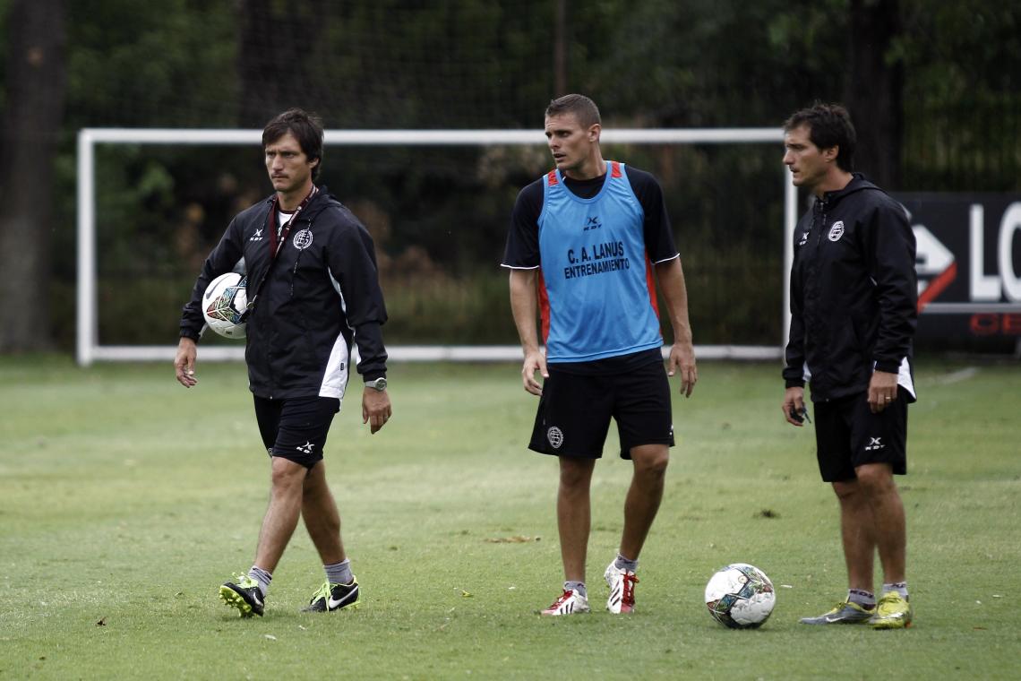 Imagen DOBLE COMANDO. Gustavo, con la pelota bjao el brazo. Guillermo, al pie.