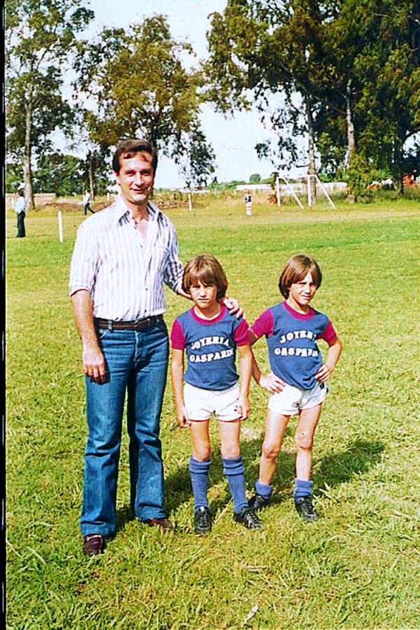 Imagen CON PAPA HUGO, en una producción parecida a la de esta tapa...