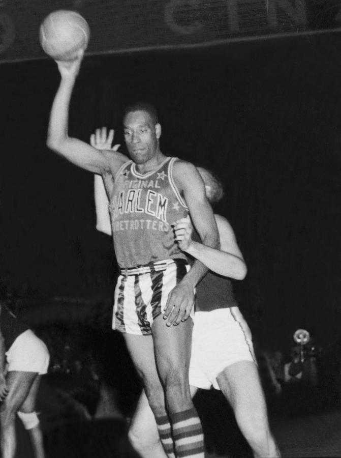 Imagen NAT CLIFTON, uno de los primeros dos negros que jugaron en la NBA. Un portento.