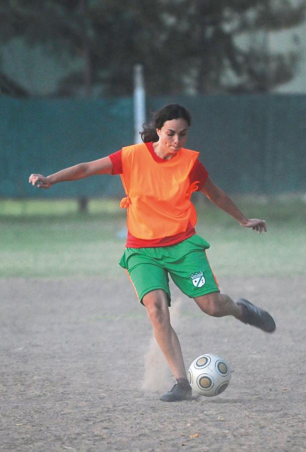 LA VENTAJA de Ayelén es ser zurda. Tal como le explicó Mariela, la entrenadora, son muy pocas las futbolistas zurdas en la Argentina.