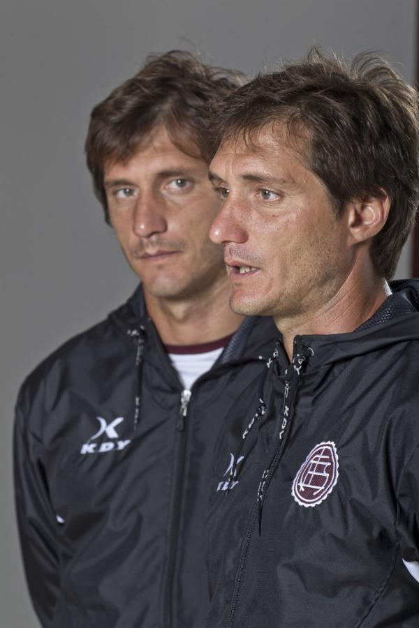 Imagen "EL DESAFIO de este año es seguir ganando títulos", dice Guillermo. Atento, lo mira Gustavo.