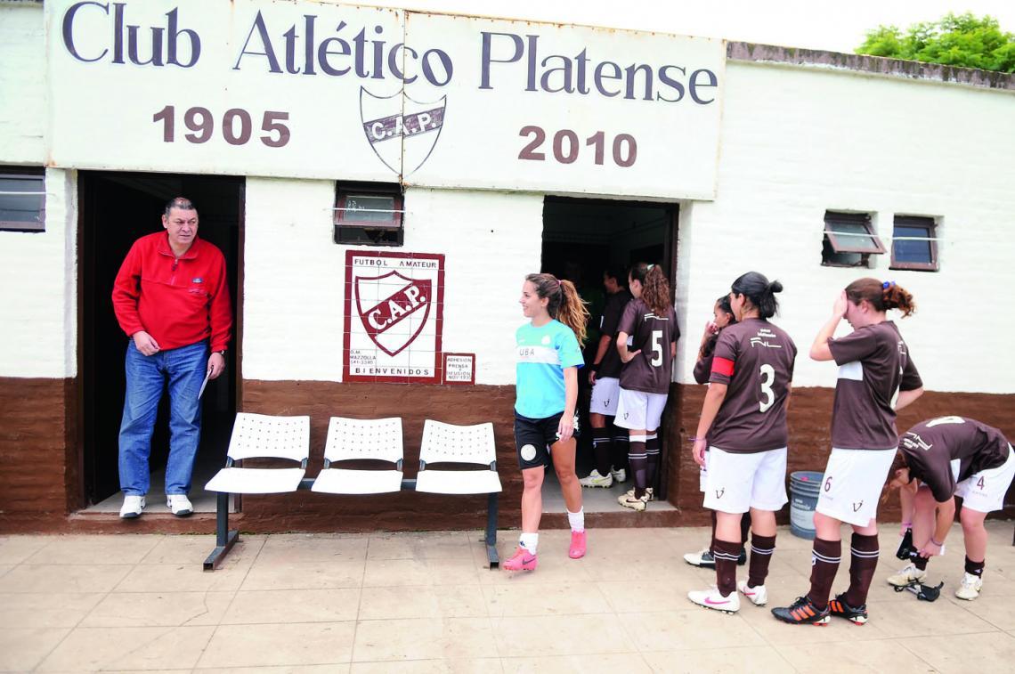 ¿VESTUARIO? En Platense las chicas se cambiaban en un baño chiquito.