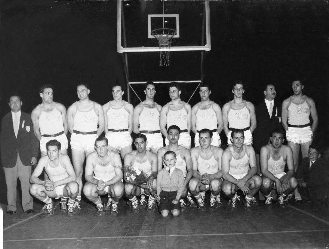 Imagen LOS PRIMEROS CAMPEONES. En 1950, la Selección de básquet logró el primer título mundial en un deporte por equipos de la historia argentina.