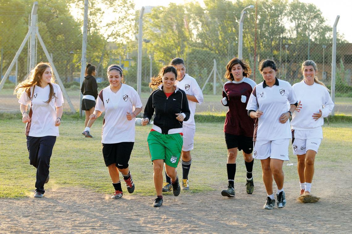 ENTRENAMIENTO del plantel de Platense. La protagonista, de short verde, debía superar tres días de trabajos intensos para quedar.
