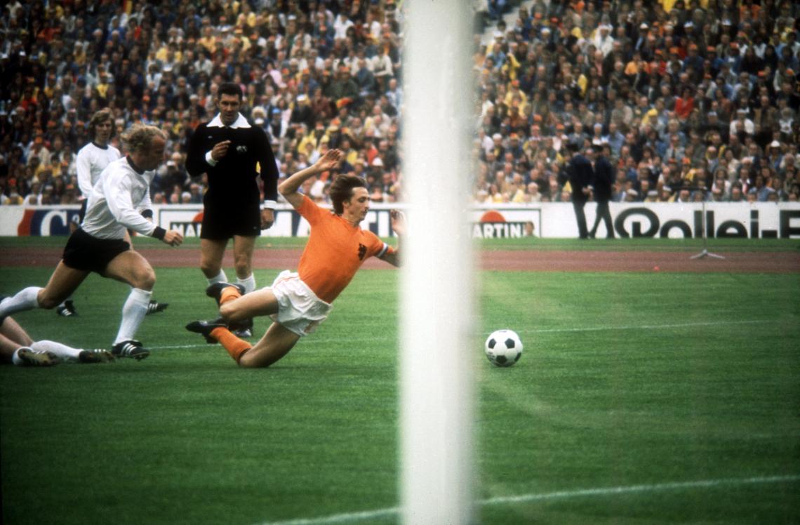 Imagen IMAGEN FINAL. Postal del partido decisivo: Cruyff es derribado en el área y el árbitro cobra penal. Holanda se adelantó rápido; luego Alemania daría vuelta el resultado. 