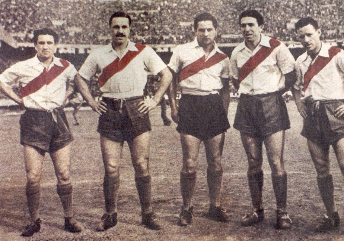 Imagen QUINTETO HISTORICO. Juan Carlos Muñoz, José Manuel Moreno, Adolfo Pedernera, Angel Labruna y Félix Loustau eran los delanteros del mítico equipo de La Máquina. Ganaron tres títulos en cinco años. 