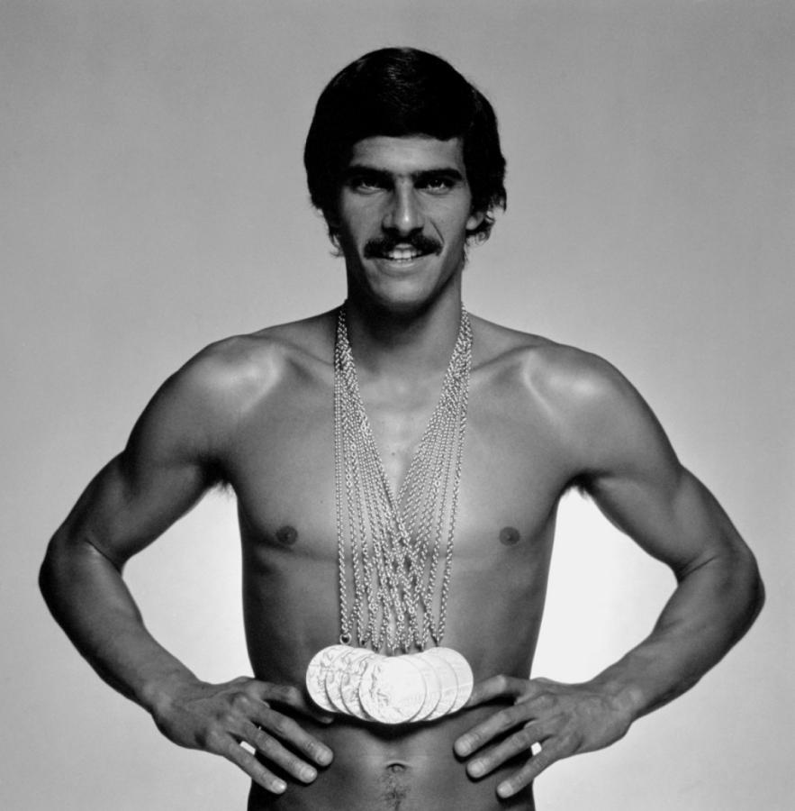 Imagen CAMPEON DORADO. Producción posterior a los Juegos Olímpicos de Munich 1972 en la que Mark Spitz exhibe sus siete preseas de oro. Fue la figura de las olimpiadas hasta que el ataque terrorista palestino lo relegó para siempre.
