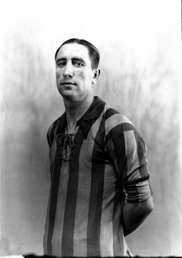 Imagen CON LA CAMISETA de Rosario Central, donde brilló entre 1933 y 1936.