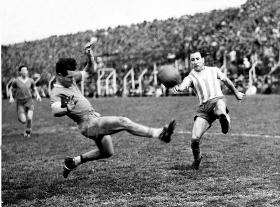JUGADA TIPICA del Chueco: Desborde por izquierda y centro. En este caso, ante Independiente en 1942.