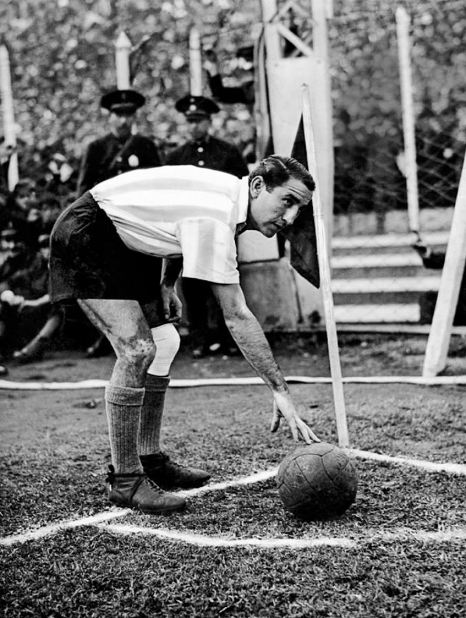 Imagen EL CHUECO con rodillera. El día de 1940 que jugó contra Boca, pese a que tenía lesionada la pierna izquierda.