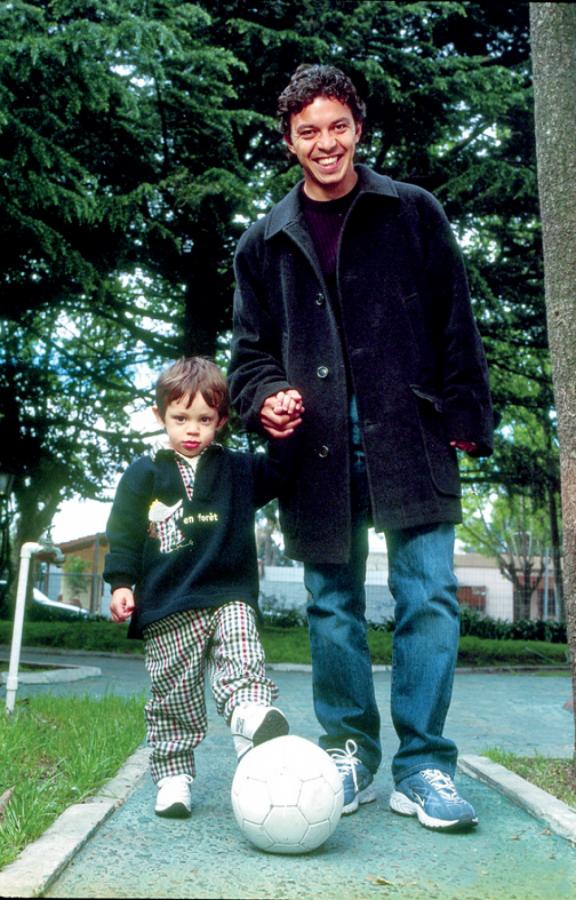 Imagen CON SU HIJO mayor, Nahuel, hace más de 14 años. Hoy juega en River.