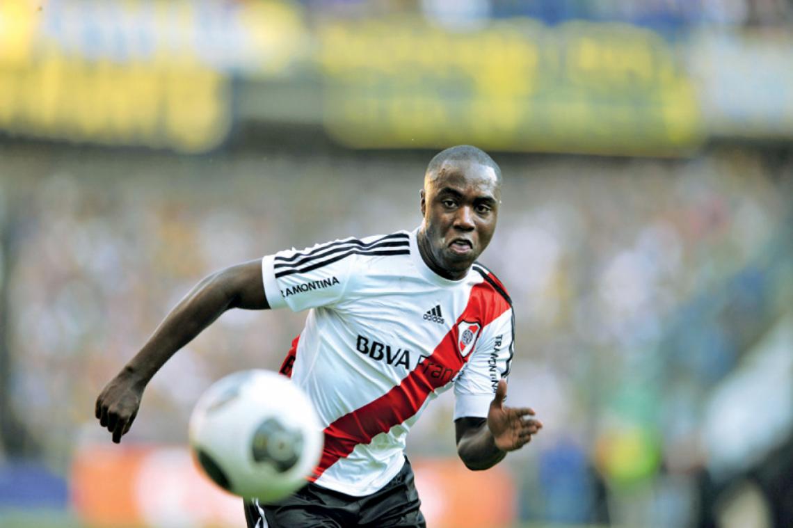 EN ACCION en La Bombonera, firme y atento. Debe corregir algunas faltas ingenuas: ya lo expulsaron tres veces en River.