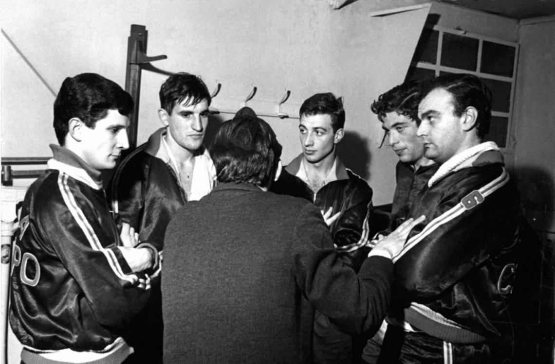 Frente al técnico Armando Grynberg, los cinco magníficos de Villa Crespo.