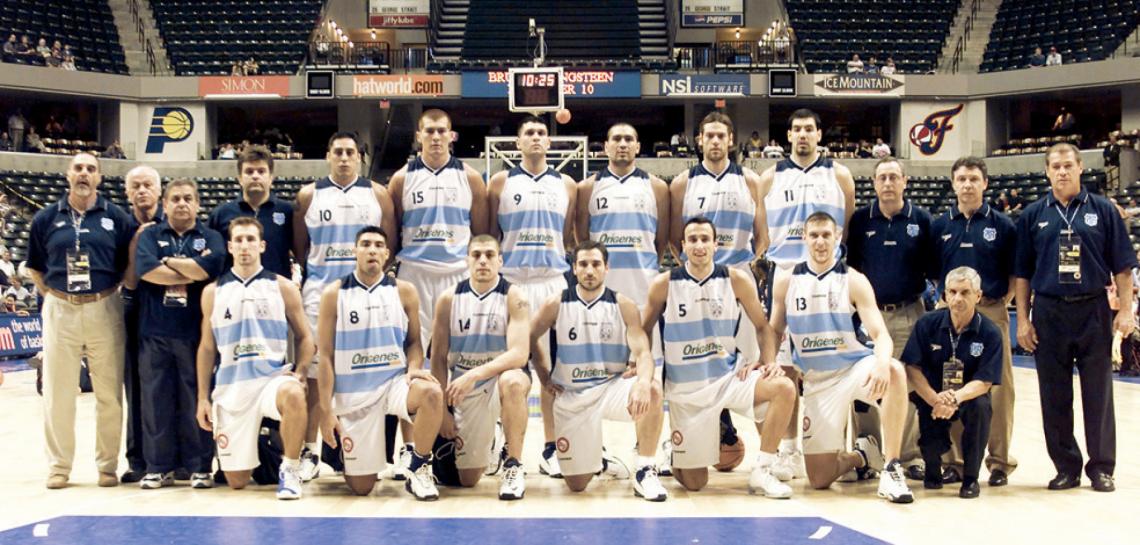 Inmortales. Subcampeones mundiales en Indianápolis 2002. La delegación completa. Perdieron la final contra Yugoslavia en suplementario.