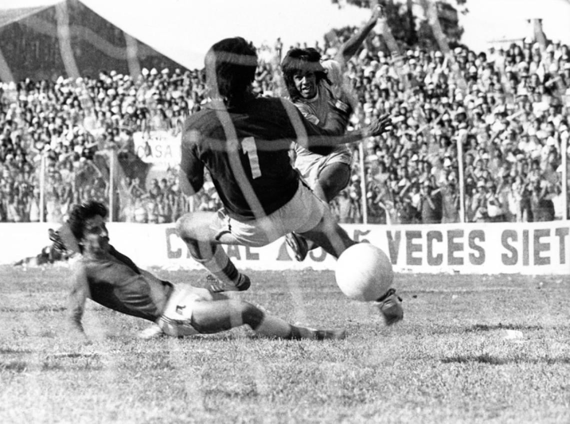 Imagen CONVIRTIENDO un gol en la victoria de Temperley sobre Newell's por 3-1.