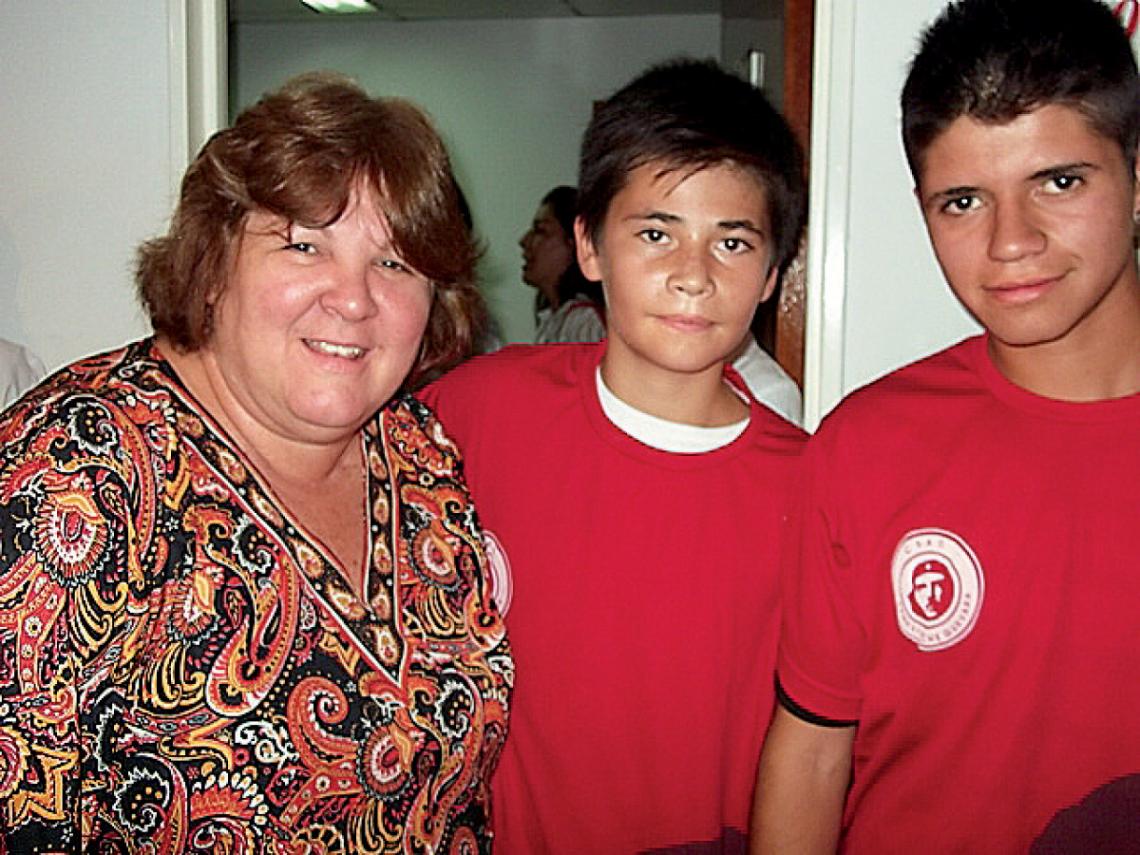 Imagen ALEIDA GUEVARA, la hija del Che, posa junto a dos chicos del club, que ya cuenta con representatividad en todas las categorías.