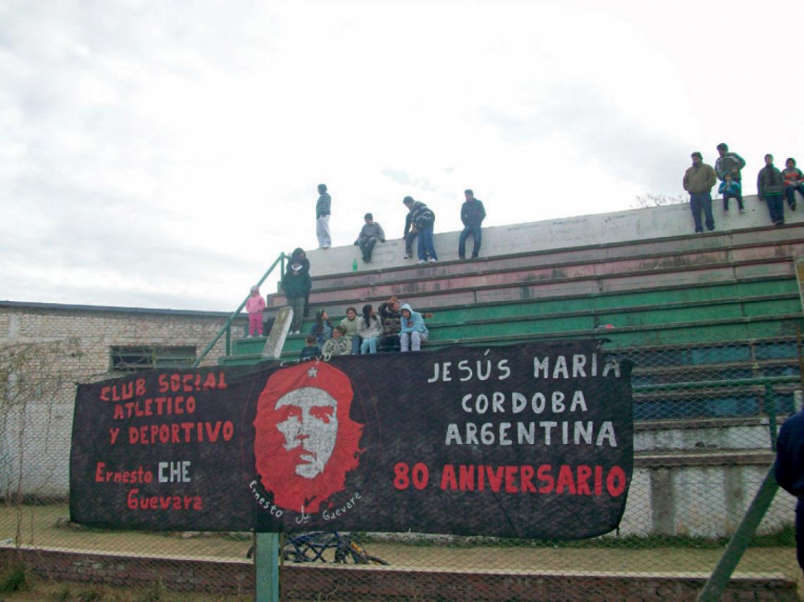 Imagen LA BANDERA lo dice todo. Un homenaje para uno de los argentinos más famosos del mundo.