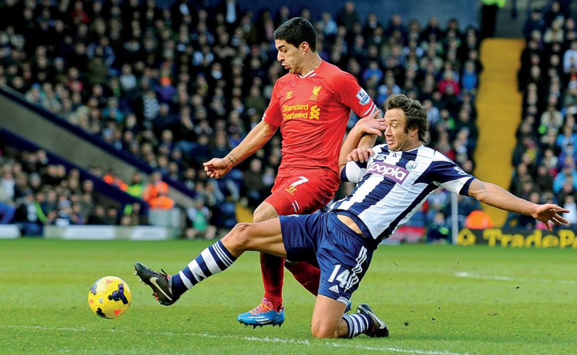 Imagen EN SU club actual, West Bromwich, marcando a su compatriota Luis Suárez.