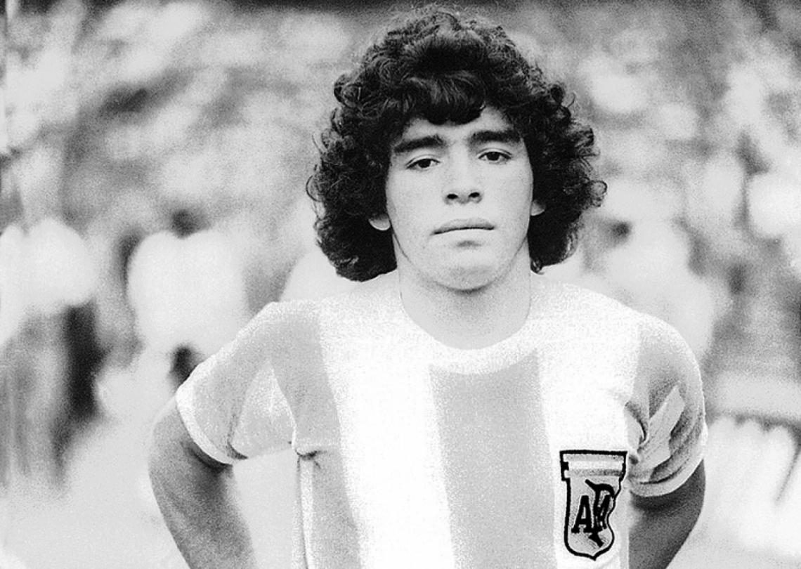 MARADONA el día de su debut con la Selección. Fue el 27 de febrero de 1977, contra Hungría, en la Bombonera, con tan solo 16 años.