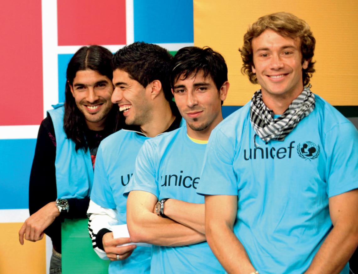 Imagen SOLIDARIOS. Abreu, Suárez, Fucile y Lugano, en una acción de apoyo a Unicef.