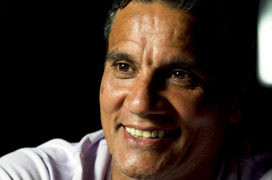 LA MIRADA chispeante, la sonrisa como un tic permanente. El Negro, hoy, en el fondo de su casa, esperando volver al fútbol con Maradona.