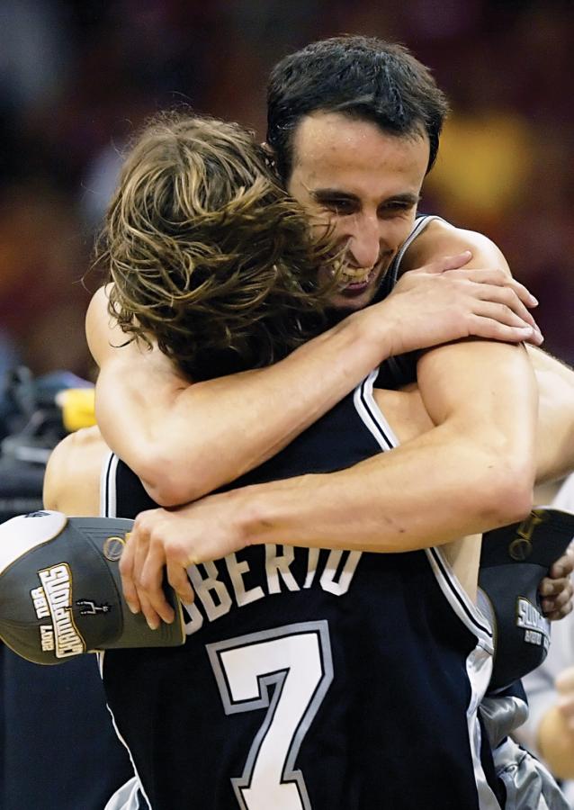 Imagen EL ABRAZO con Manu Ginóbili nació del alma, recién campeones de la NBA.