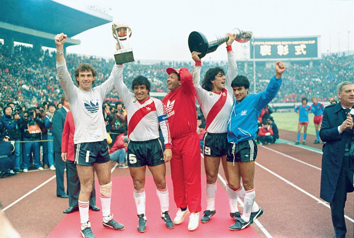 Imagen RIVER GANA su primera y única continental. Celebran en Tokio: Pumpido, Gallego, Galíndez, Funes y Enrique.