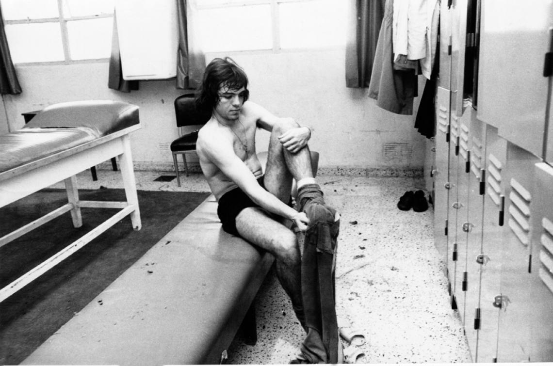 EN EL VESTUARIO de River, como señal de la época, para mostrarnos como eran los camarines en los 70.