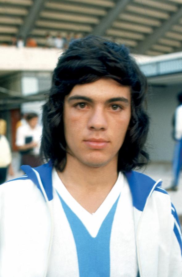 Imagen IMPACTANTE cara de niño, con la camiseta de la Selección en el Sudamericano Juvenil 74.