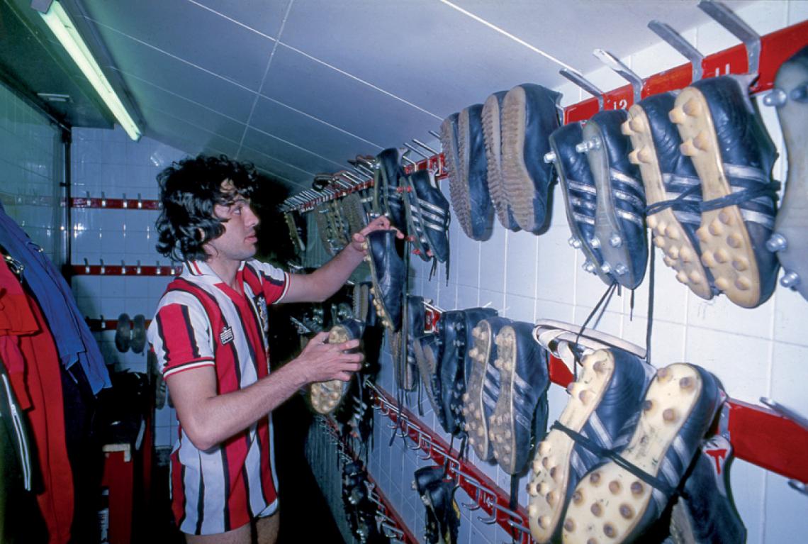 EN EL VESTUARIO del Sheffield, el equipo que lo compró a River en 1978.