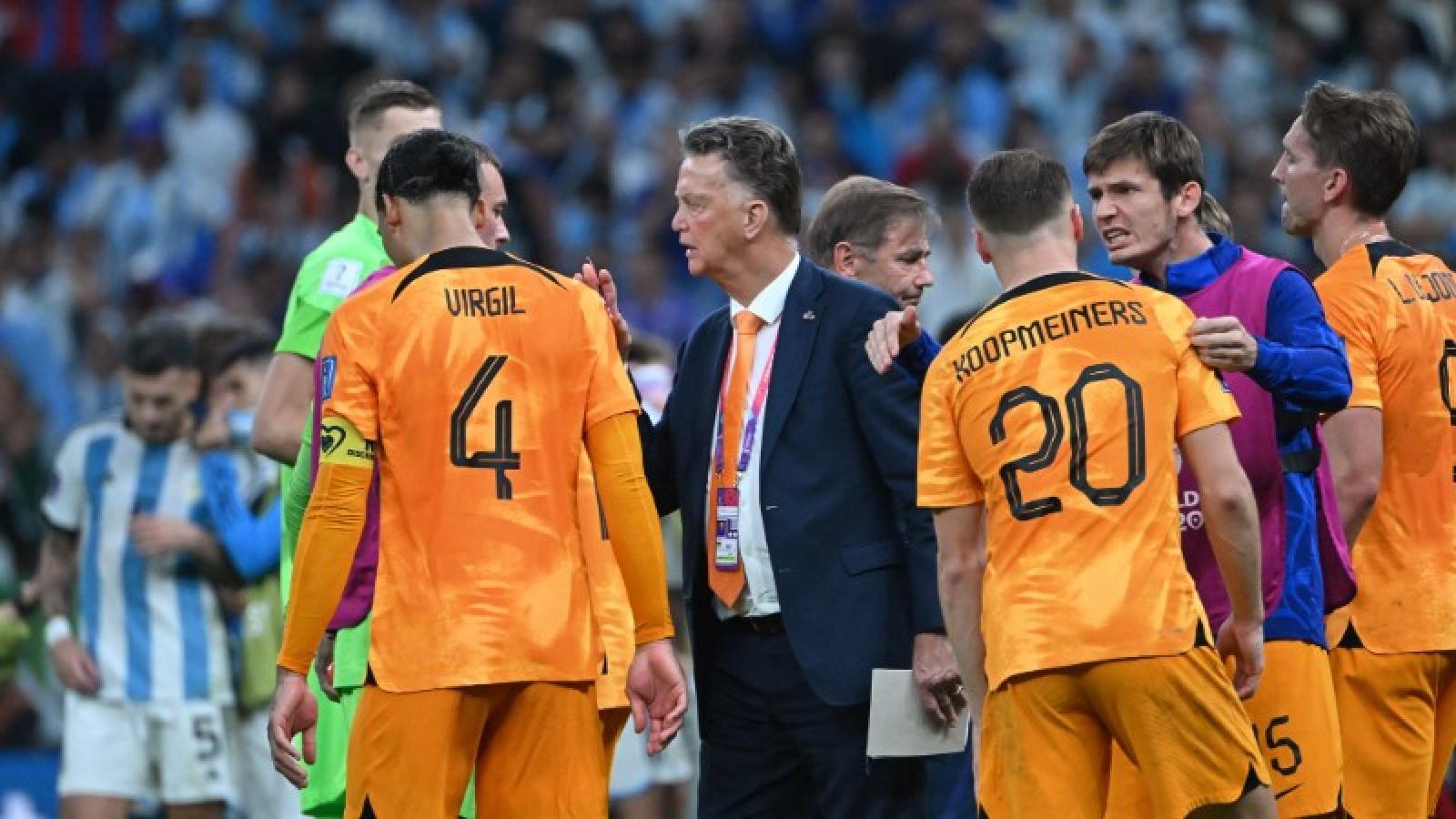 Imagen Van Gaal volvió a quejarse del árbitro por el partido con Argentina en Qatar.