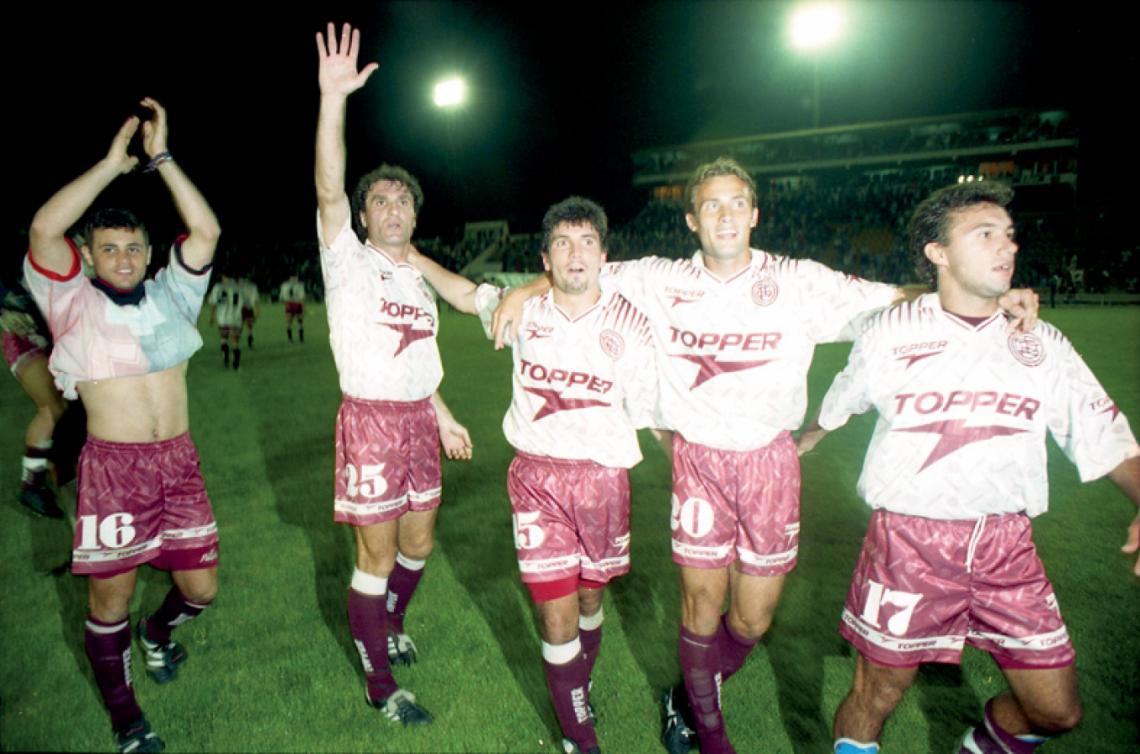 Imagen EN LANUS, con Ruggeri, Fernández D'Alessio y Pininito Mas durante el festejo de la semifinal de la Conmebol 7 ante Colón.