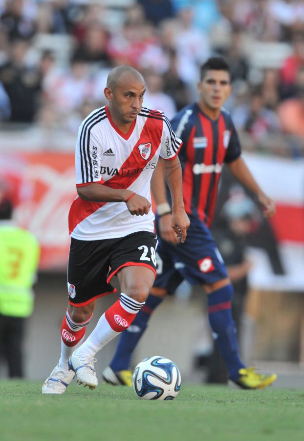 Imagen NO NECESITA mirar la pelota, sino el destino. Aquí, en el Torneo Final 2014, frente a San Lorenzo. 