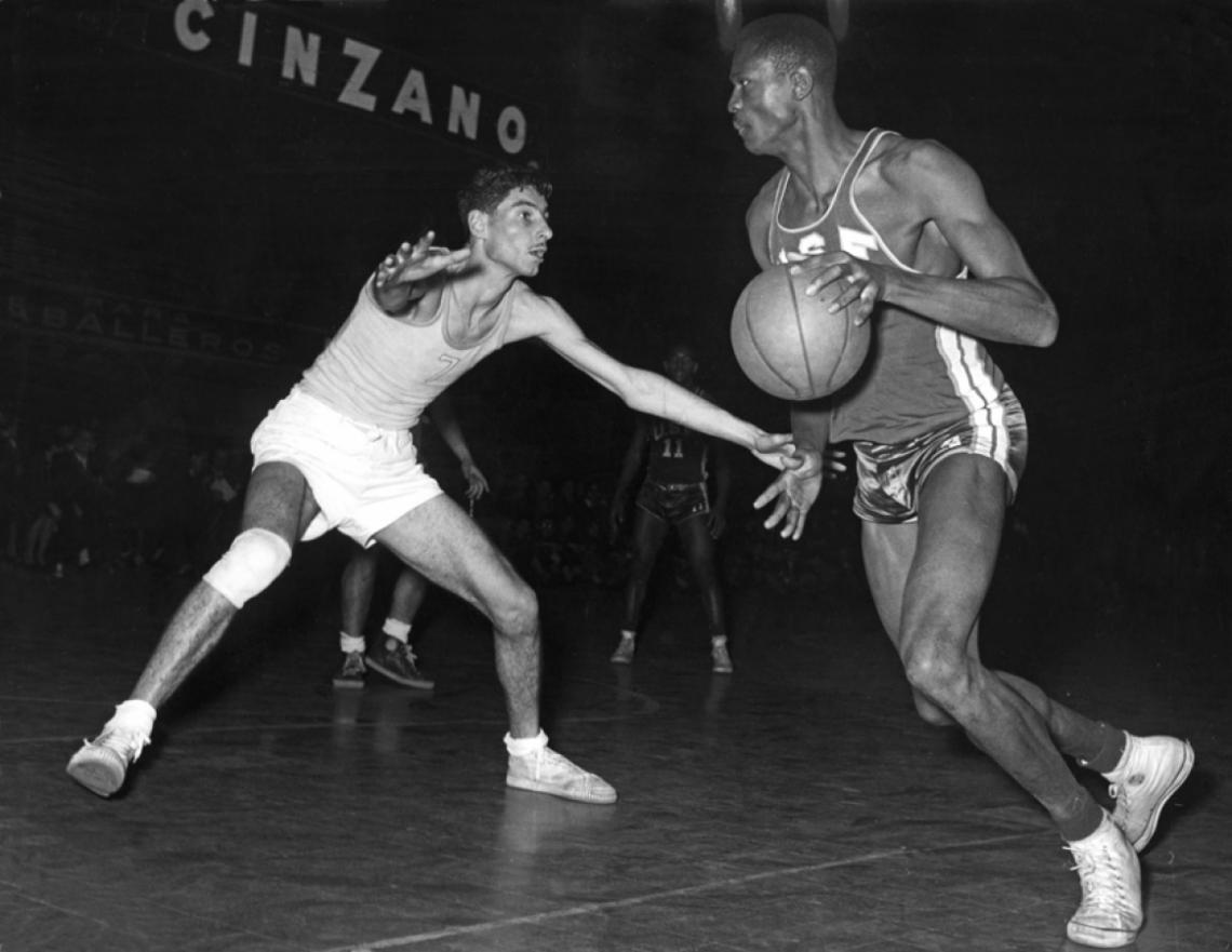 Imagen JULIO DE 1956. En el Luna Park con la Universidad de San Francisco, doble campeón de la NCAA.