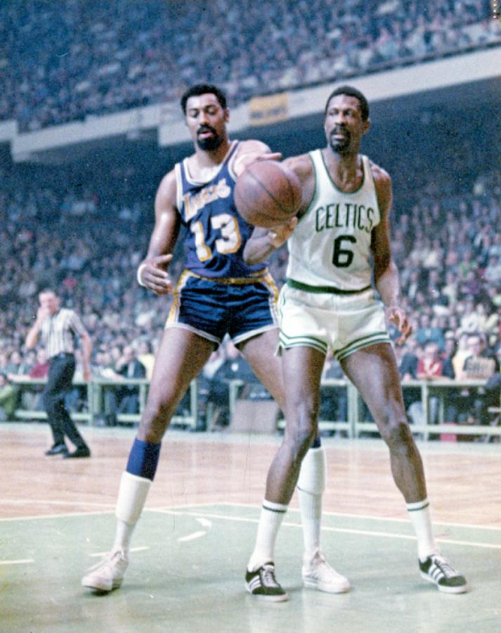 Imagen DUELO. La NBA le debe su escalada moderna a las batallas que brindaron en el poste bajo Bill Russell (6) y Wilt Chamberlain (13).