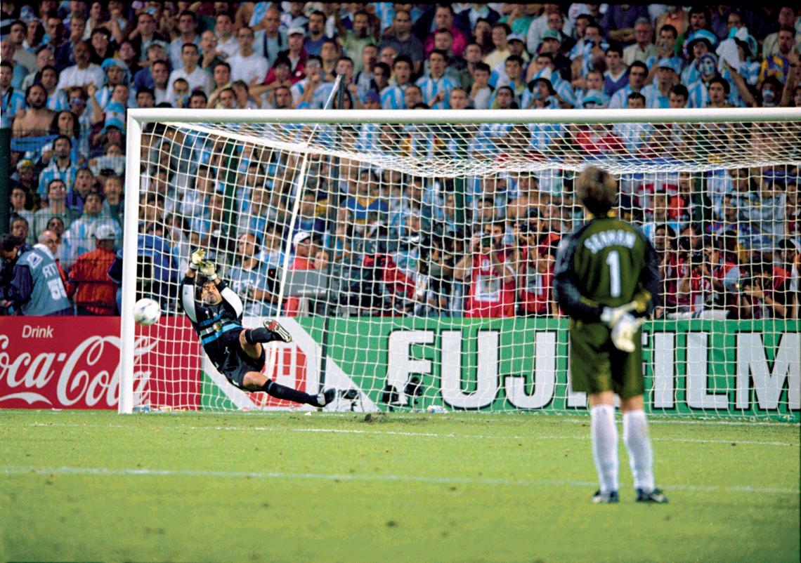 Imagen ROA ATAJA el penal a Batty en el 98.