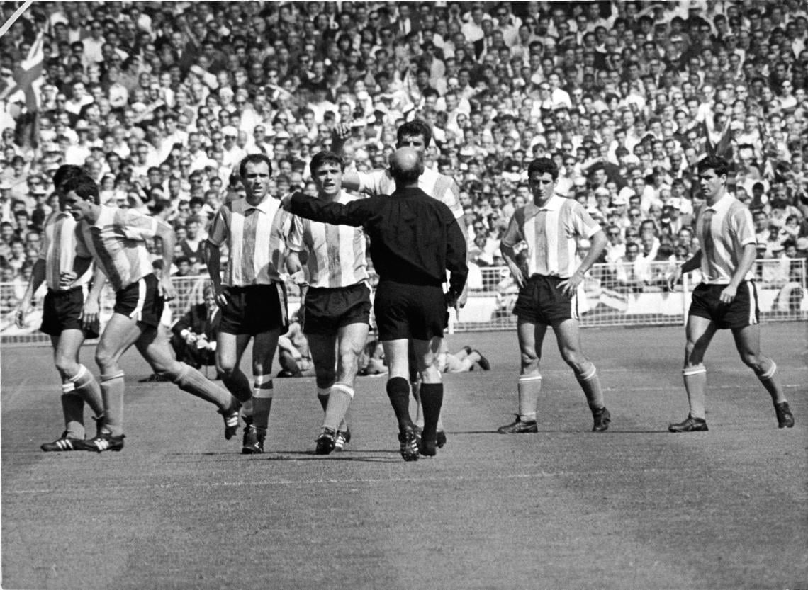 EL IMPRESENTABLE árbitro alemán Kreitlein expulsa a Rattin en Wembley.